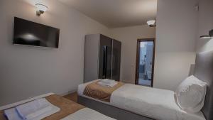 MER Guest House B&B客房内的一张或多张床位