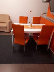 - une table et des chaises dans une chambre avec un canapé dans l'établissement Apartment Adriana, à Povljana