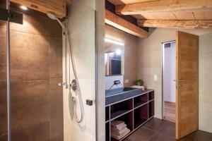 Telewizja i/lub zestaw kina domowego w obiekcie Apartments Zauberberg