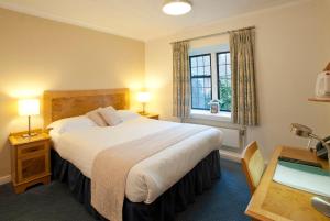 Кровать или кровати в номере Madingley Hall