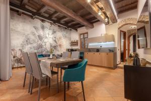 Suite Italy Roma في روما: مطبخ وغرفة طعام مع طاولة وكراسي