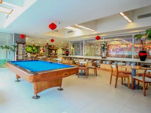 Biliár nebo kulečník v ubytování HARRIS Hotel Pontianak