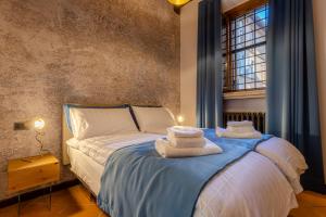Suite Italy Roma في روما: غرفة نوم عليها سرير وفوط