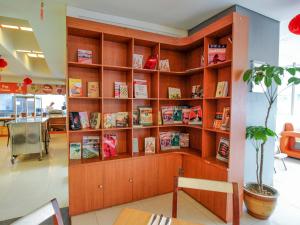Kuchyň nebo kuchyňský kout v ubytování HARRIS Hotel Pontianak