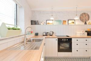 A kitchen or kitchenette at Connells Barn Conversion