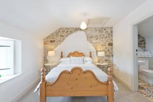 Un pat sau paturi într-o cameră la Connells Barn Conversion