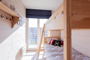 Litera en habitación pequeña con ventana en Apartment Zonnehaven, en Nieuwpoort