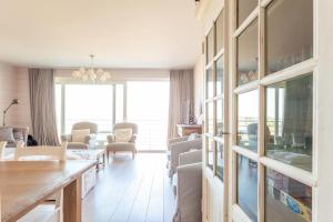 a living room with a table and chairs at Apartment Zonnehaven in Nieuwpoort