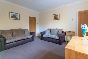 ein Wohnzimmer mit zwei Sofas und einem Tisch in der Unterkunft Host & Stay - Daisy Cottage in Bamburgh + 13 Fotos