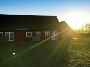 dom ze słońcem świecącym na boku w obiekcie 5 person holiday home in Aakirkeby w mieście Åkirkeby