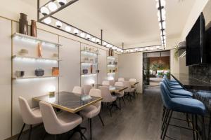 a dining room with a table and chairs at Be Mate Paseo de Gracia in Barcelona
