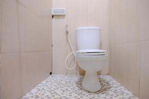 Um banheiro em OYO 2376 Tiara Residence Syariah