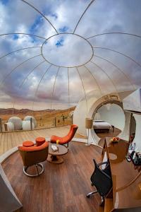 a living room with a ceiling with a view of the desert at Petra Bubble Luxotel in Wadi Musa