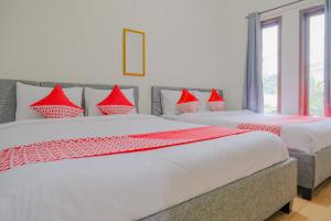 En eller flere senge i et værelse på OYO 2376 Tiara Residence Syariah