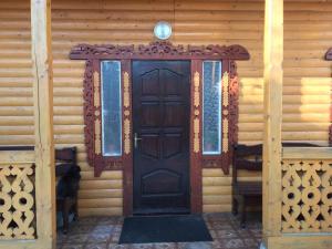 ボロフタにあるПриватна Садиба VINEMAXの木造住宅の木製のドア