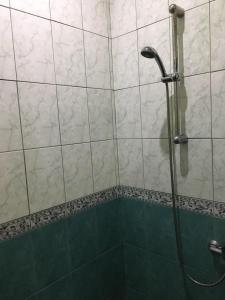 ボロフタにあるПриватна Садиба VINEMAXの浴室のガラス扉付きシャワー +18枚の写真