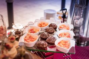 ein Tablett mit Cupcakes und Donuts auf dem Tisch in der Unterkunft Havana Resort in Antananarivo