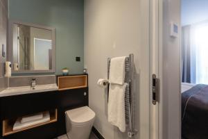Ένα μπάνιο στο Holiday Inn - the niu, Loom Manchester North by IHG