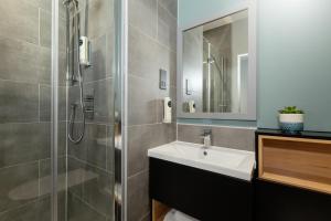 Ένα μπάνιο στο Holiday Inn - the niu, Loom Manchester North by IHG