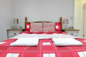 Llit o llits en una habitació de NEWLY REFURBISHED 2 BEDROOM APARTMENT IN THE HEART OF GREENWICH