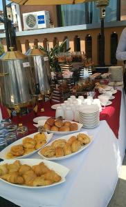 - une table avec des assiettes de pâtisseries et d'autres aliments dans l'établissement Havana Resort, à Antananarivo