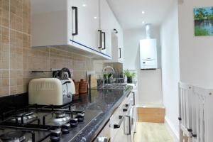 Cuina o zona de cuina de NEWLY REFURBISHED 2 BEDROOM APARTMENT IN THE HEART OF GREENWICH