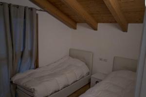 Habitación pequeña con cama y ventana en Spectacular views and modern living on Lake Como en Bellano