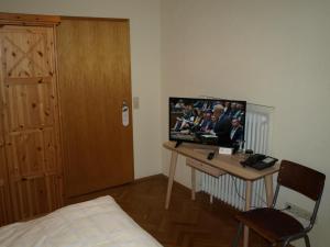TV a/nebo společenská místnost v ubytování Hotel Villa Arnold