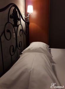 A bed or beds in a room at EVANS Skiathos