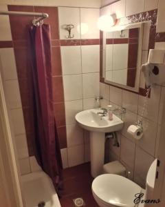 A bathroom at EVANS Skiathos Még 37 kép