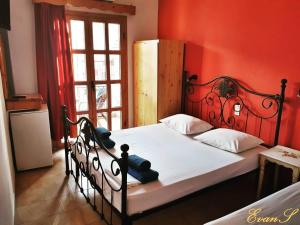 A bed or beds in a room at EVANS Skiathos
