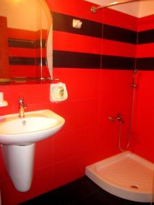 A bathroom at EVANS Skiathos