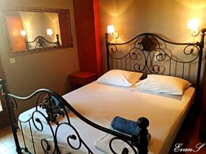 A bed or beds in a room at EVANS Skiathos