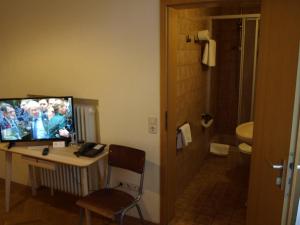 TV a/nebo společenská místnost v ubytování Hotel Villa Arnold