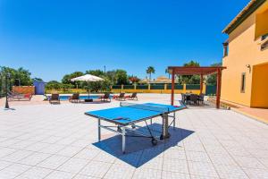 uma mesa de pingue-pongue azul num pátio em Villa Nincha - Heated Pool - Free wi-fi - Air Con em Albufeira