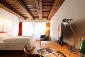 A bed or beds in a room at Hotel Roter Ochsen