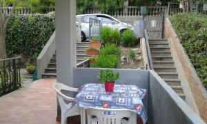 クエルチアネッラにあるCasa Fuciniのバルコニー(テーブル、椅子付)