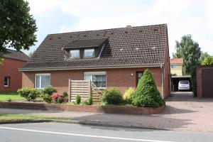 ein rotes Backsteinhaus mit einem Fenster darauf in der Unterkunft Haus Erika in Hemmoor