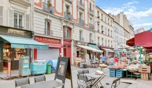 パリにあるHôtel Maât Etoileの表と椅子と建物のある街道