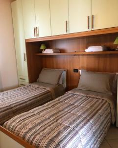 Katil atau katil-katil dalam bilik di Appartamenti Isola Verde