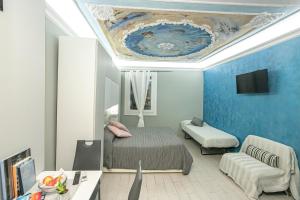 uma sala de estar com uma cama e um tecto em Torre degli Orefici dimora medioevale em Gênova