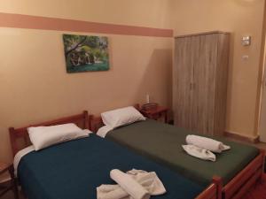 ルトラ・エディプソスにあるSofia Roomsのタオル付きのドミトリールームのベッド2台