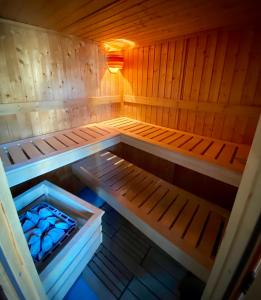 eine leere Sauna mit einer Lampe darüber in der Unterkunft Landhaus Tauplitz in Tauplitz