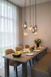 una mesa de comedor con frutas y luces en Vakantiewoning Hermelijn, en Den Burg