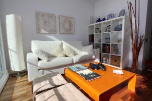 uma sala de estar com um sofá e uma mesa de centro em Apartamento Frente Al Mar em Málaga