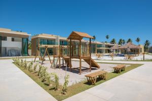 サン・ミゲル・ドス・ミラーグレスにあるCasa Morada do Toqueのベンチとテーブルのあるリゾートの遊び場