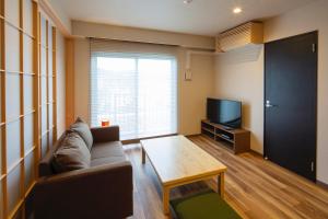Hotel Imari Aioibashi Bettei的电视和/或娱乐中心