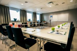 une salle de conférence avec une grande table et des chaises dans l'établissement Hotell Funäsdalen, à Funäsdalen