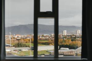 una finestra con vista sulla città di Reykjavik Lights Hotel by Keahotels a Reykjavik