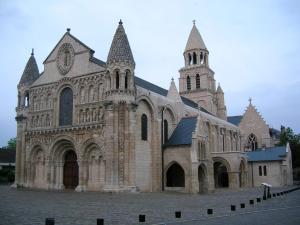 Une grande église avec deux tours en haut dans l'établissement Chaleureux appartement en centre ville de Poitiers, à Poitiers